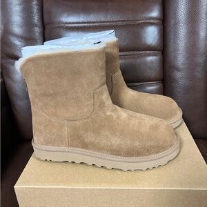 UGG Women’s Classic Zip It Mini